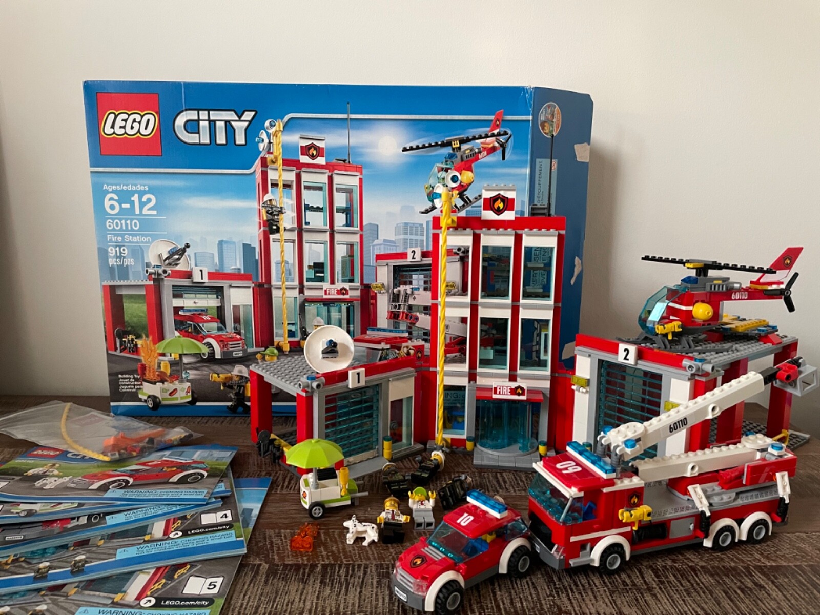 LEGO City Feuerwehr Feuerwehrauto Hubschrauber Minifiguren Anleitung Box 60110