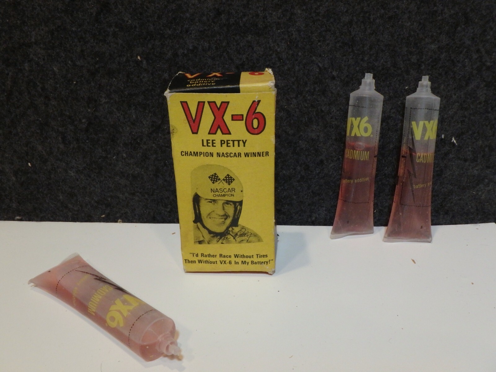 VINTAGE NASCAR CHAMPION LEE PETTY ADVERTISING VX-6 BATTERY ADDITIVE BOX W/ TUBES