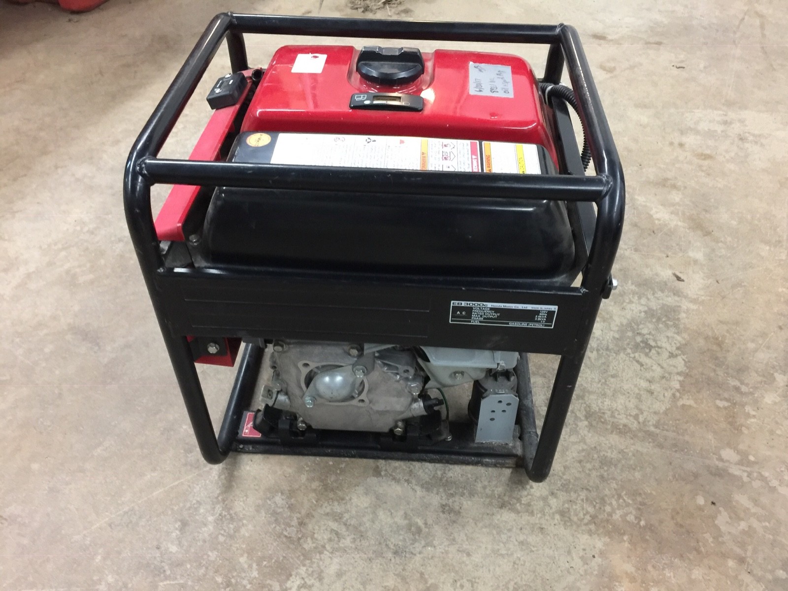 Honda EB3000c Portable 3000W 120v GFCI Generator with oil alert (894 hrs)