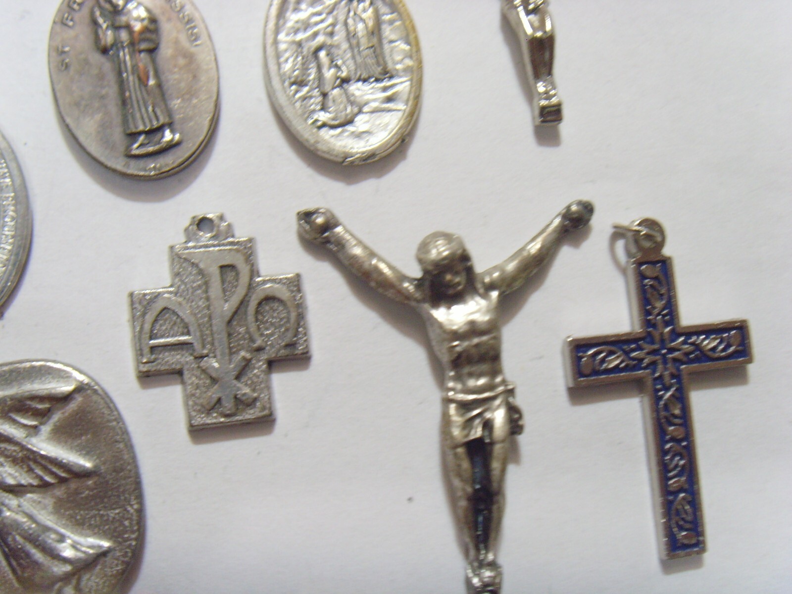 16 vintage Catholic religious Saints pendants items assorted lot 52749