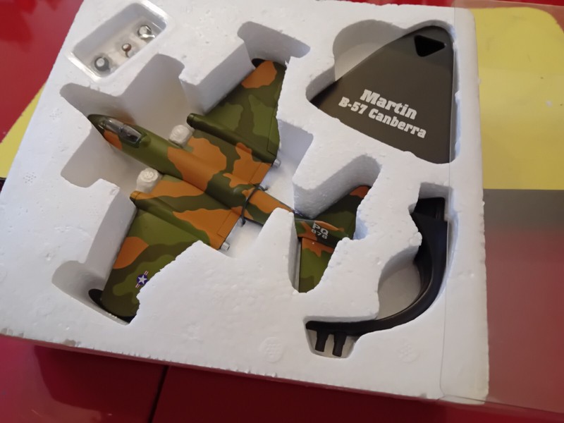 Martin B57 Camberra Bombardiers Et Geants Du Ciel Atlas En Boite