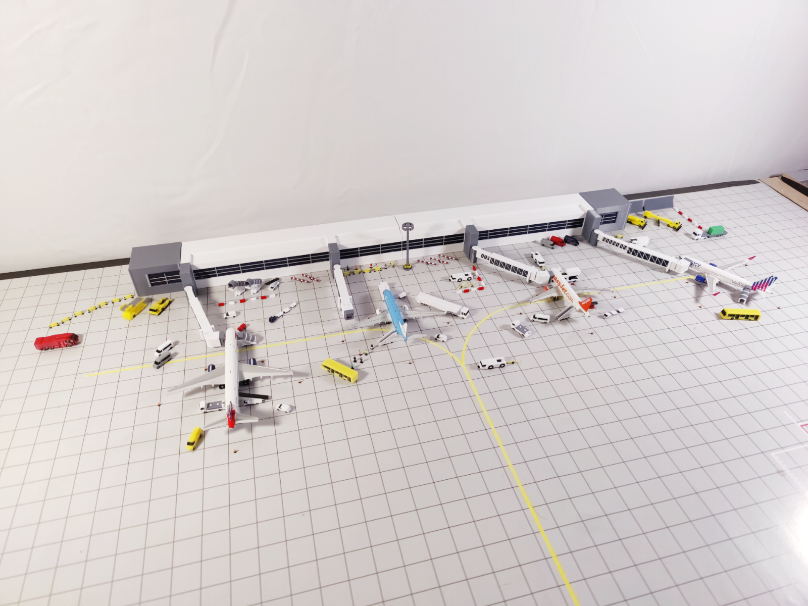 REGIONAL AIRPORT TERMINAL BUILDING + EXTENDING BRIDGES Model 1:400 Scale Diorama