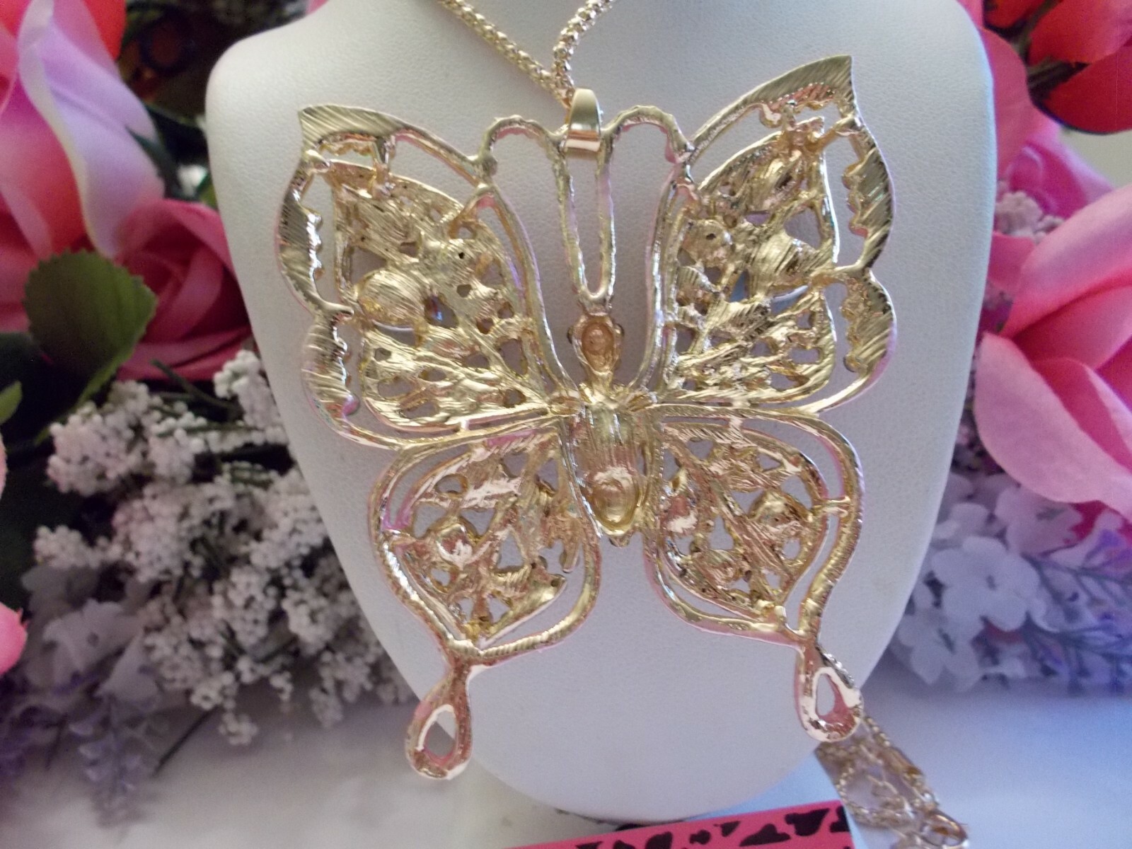 BETSEY JOHNSON LARGE PINK CRYSTAL & RHINESTONE INLAY BUTTERFLY PENDANT NECKLACE