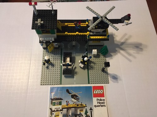 LEGO Town: Police Headquarters (588) From 1979 Just Missing 1 Walkie-talkie