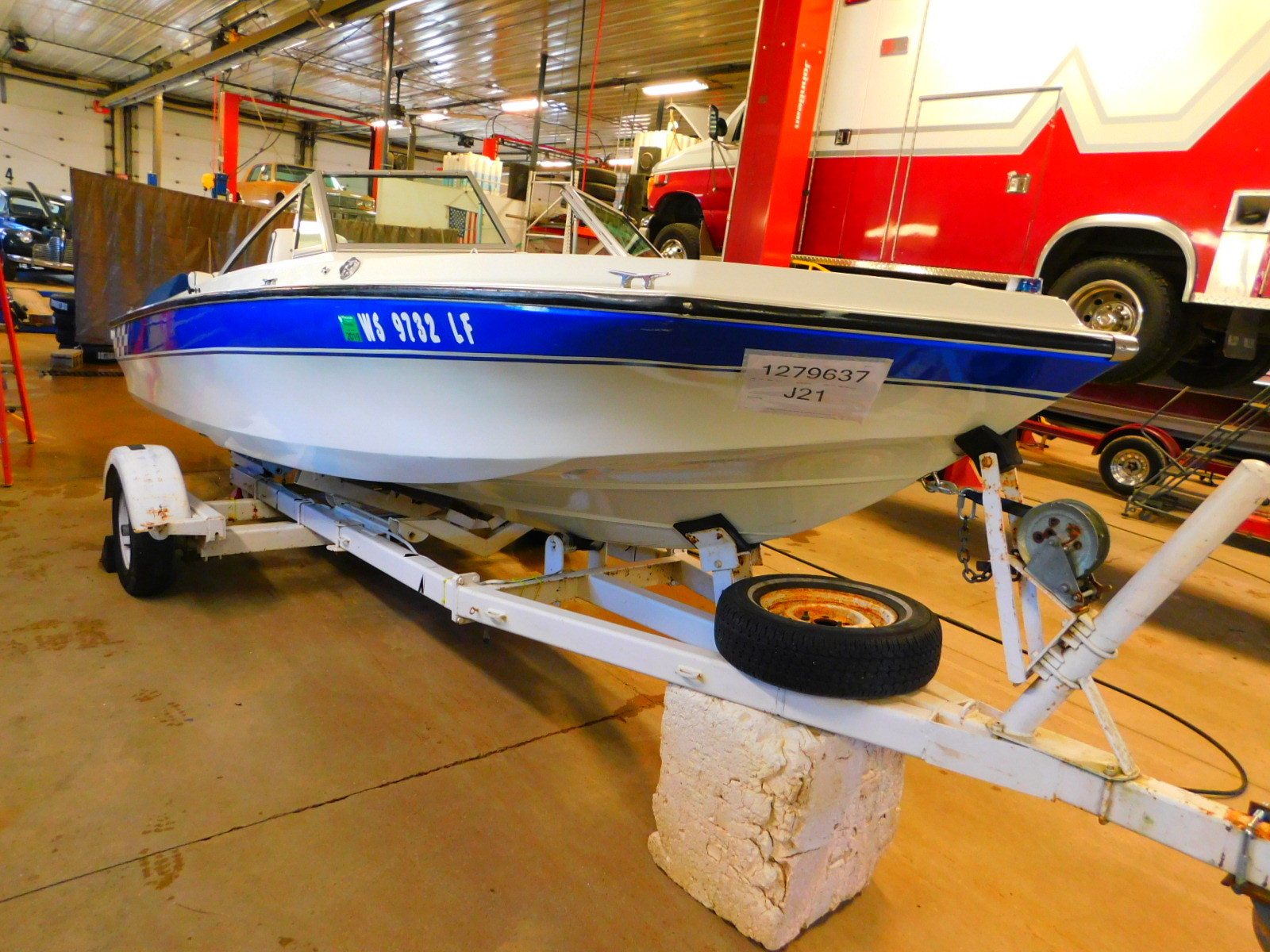 17' Larson Manta 130HP Mercruiser In/Outboard w/Trailer T1279637