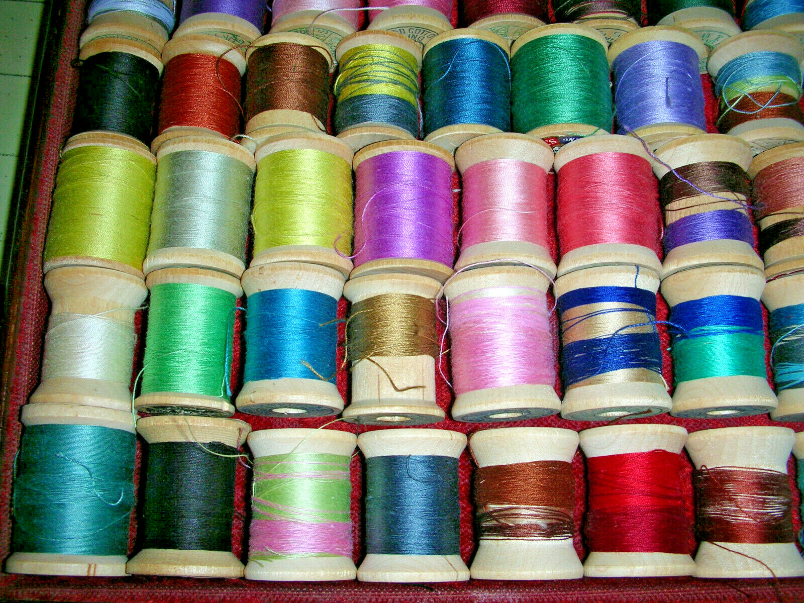 Lot of 87 Vintage Thread Spools ~ Most with Thread ~ Coats & Clark's Belding C +