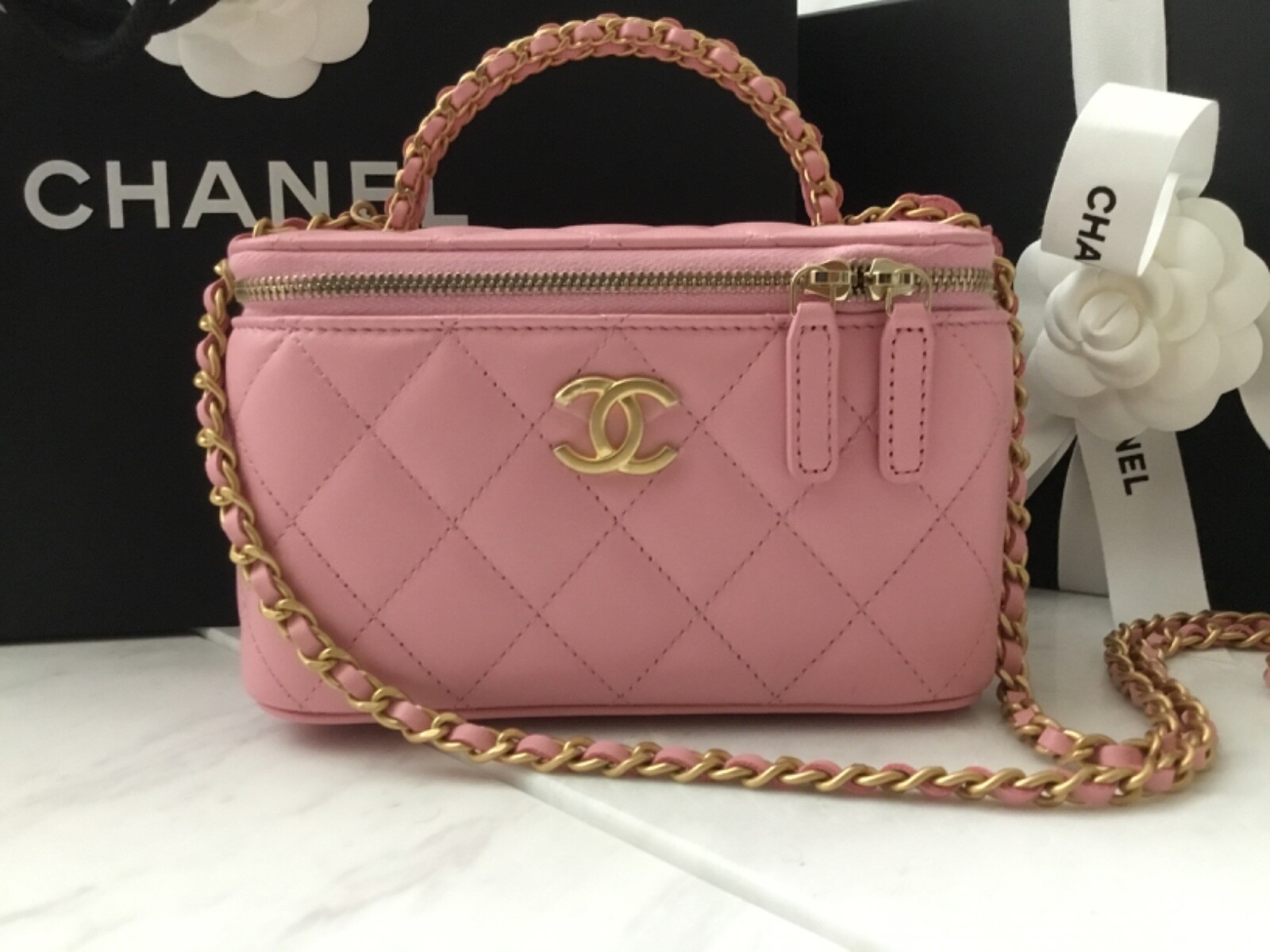 New CHANEL 22K Vanity Case Top Gold CHAIN Handle Barbie Pink New CHANEL 22K Vanity Case Top Gold CHAIN Handle Barbie Pink