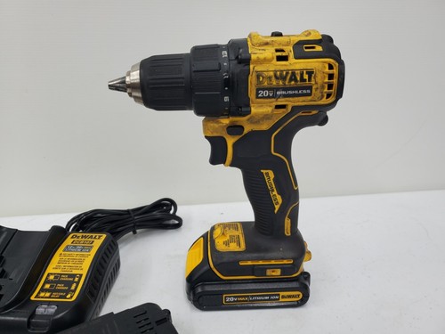 DEWLAT DCD708 20V CORDLESS DRILL DRIVER 1/2" DRIVE W/ BITS  (124459-1 IO BY46)