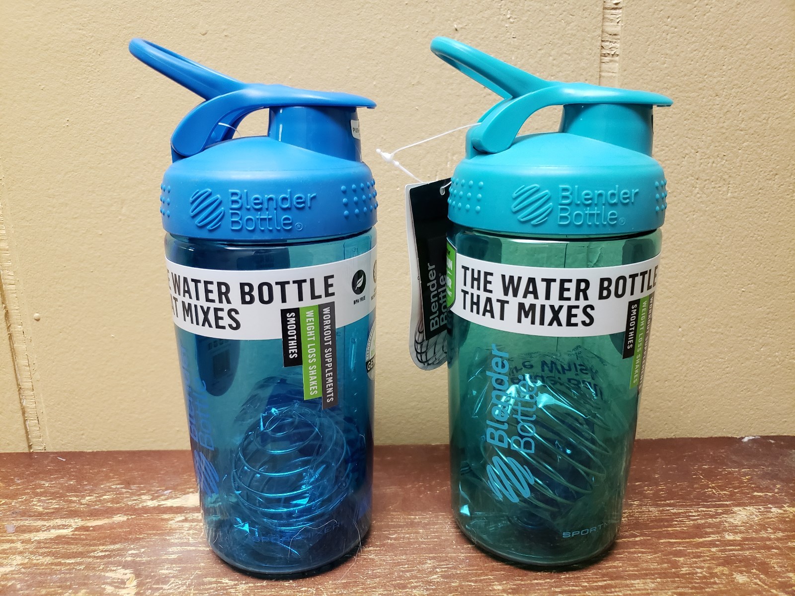 LOT OF 2 - 20 OZ. BLENDER BOTTLE CLASSIC WITH LOOP PROTEIN SHAKER