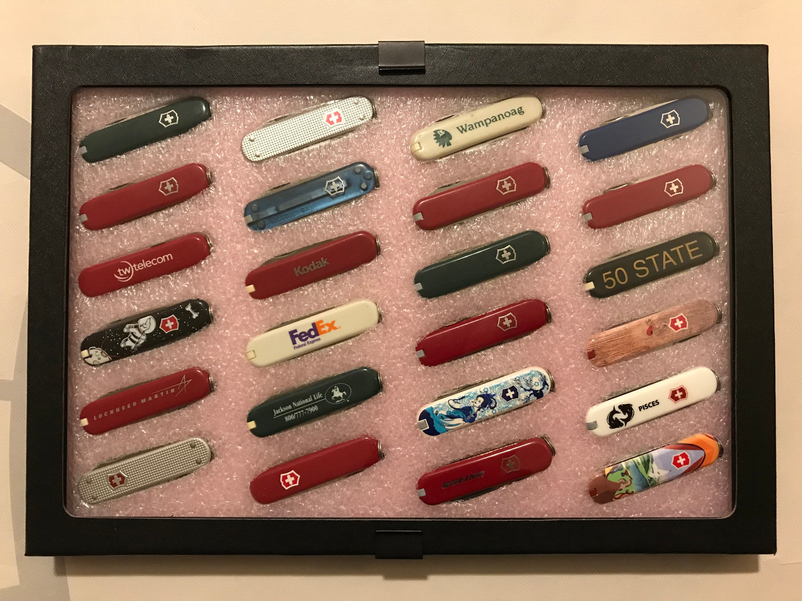 Collector Display Case for Victorinox Swiss Army knife CLASSIC 58mm 24 slot