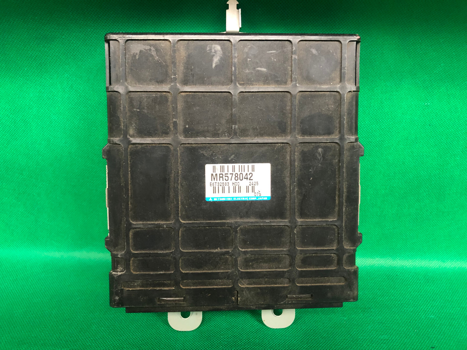 02 MITSUBISHI MONTERO 3.0 ECM ECU ENGINE COMPUTER MR578042