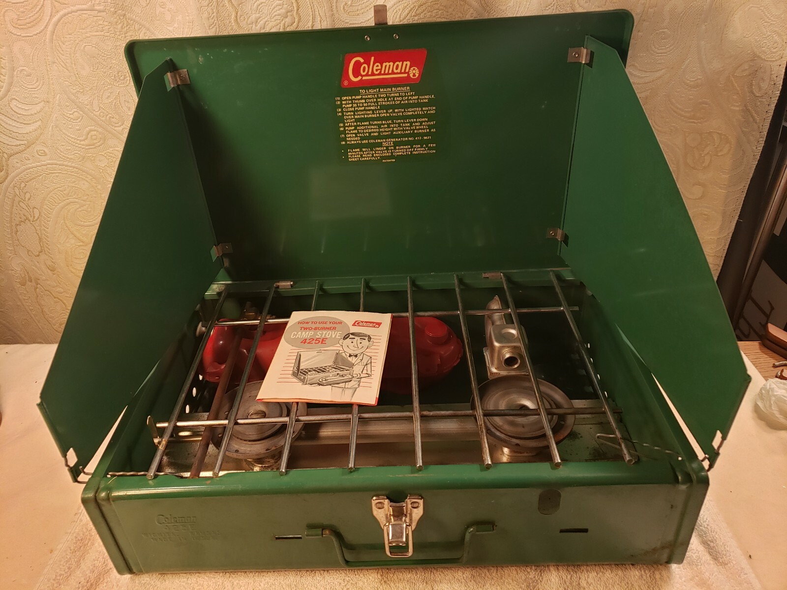 Vintage 1973 Coleman 425e Kerosene Camping Stove w/ Refillable Tankの