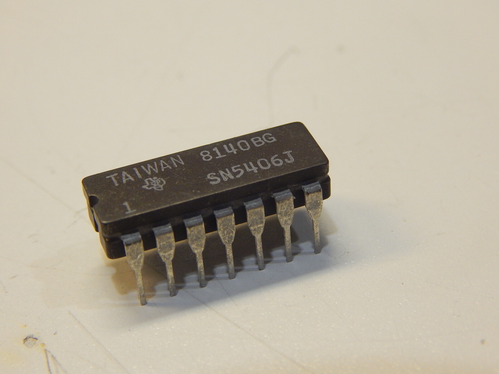 SN5406J Buffer-Driver 6-CH Inverting Open Collector 14-Pin CDIP - LOT OF 2 IC'S
