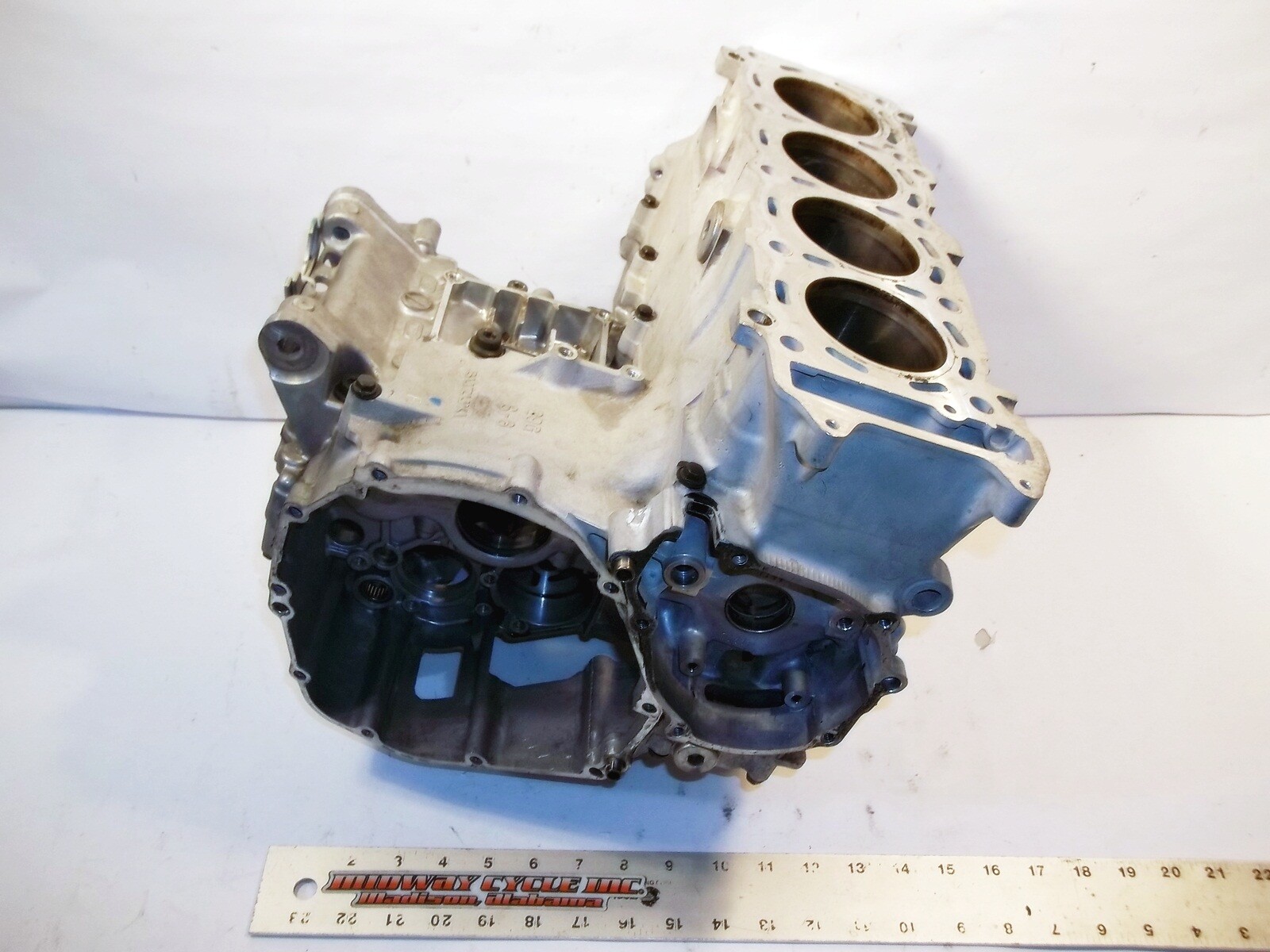 【お買い得！】 05 SUZUKI GSXR600 GSX-R600 11301-29861 BLOCK CASE ENGINE 洗顔料