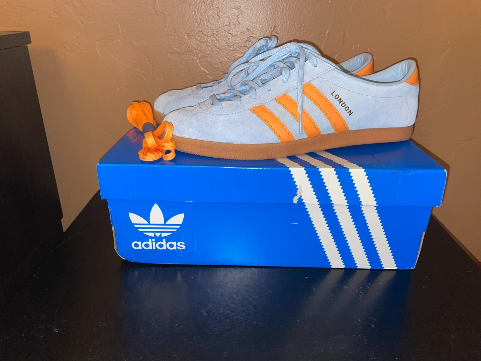 Size 9.5 NEW Adidas London size? Exclusive City Series Blue