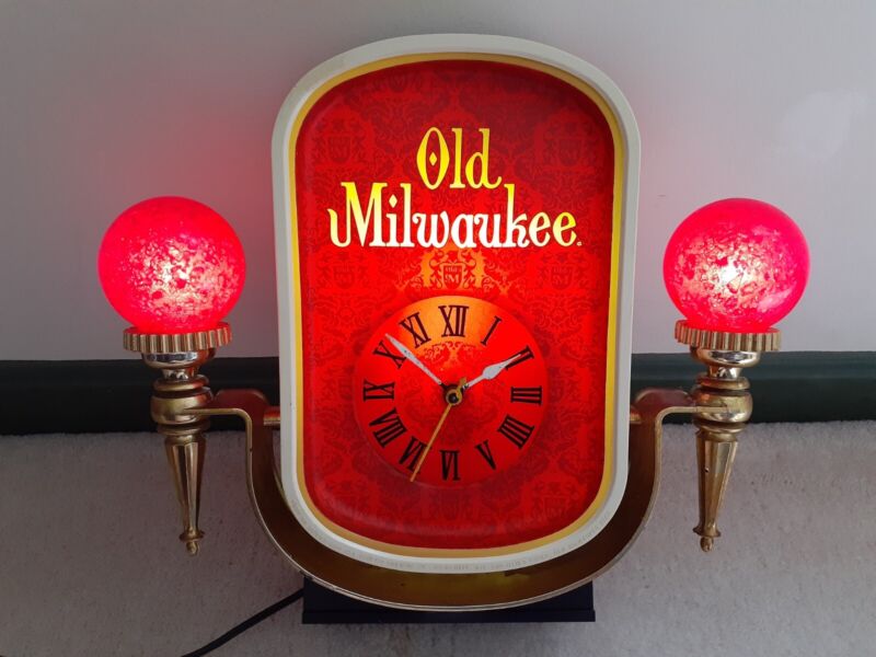 Old Milwaukee Light-Up Clock - Vintage 1969, No. 83195 Jos. Schlitz Brewing Com.