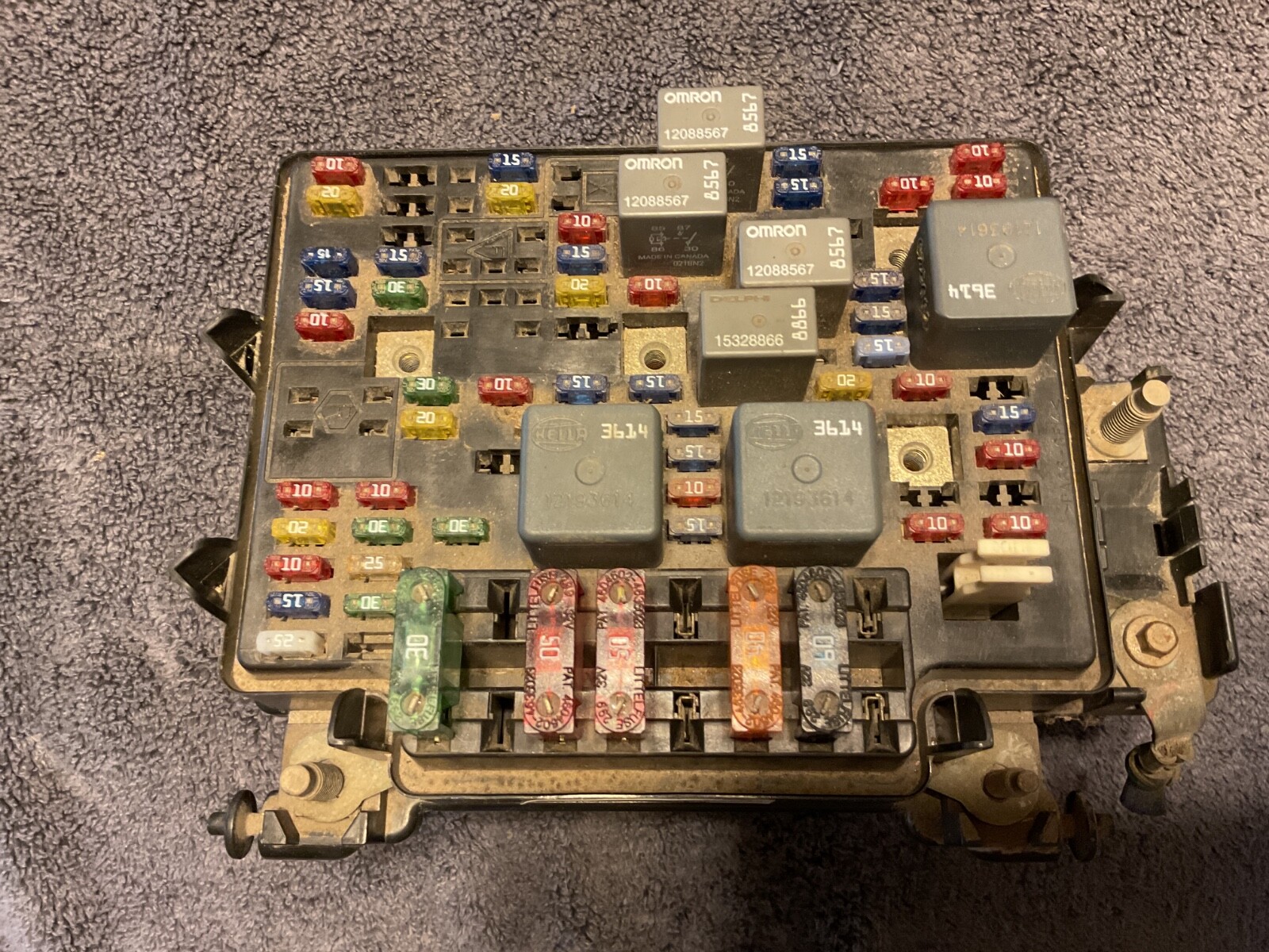 00 01 02 Chevrolet Silverado GMC Sierra Engine Fuse Box
