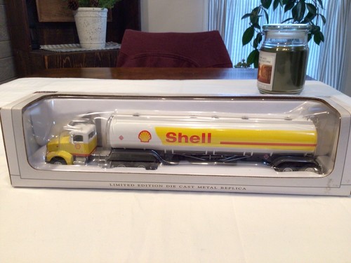 Peterbilt 385 Day Cab Fuel Tanker 1:64 Spec-cast Truck