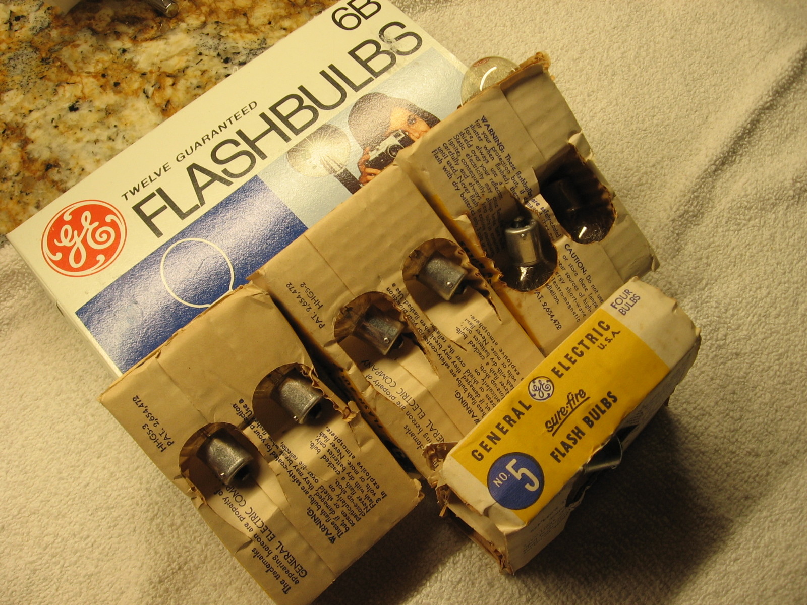 GE FLASH BULBS TOTAL 27 BULBS