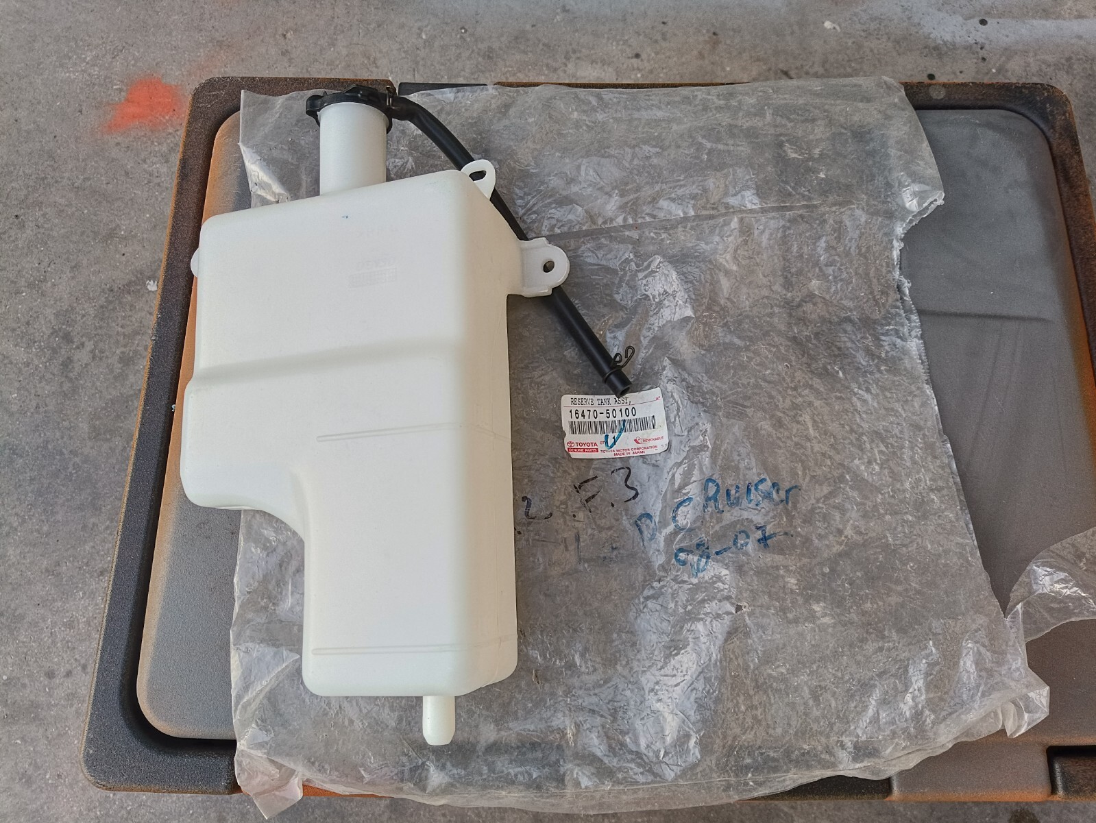 TOYOTA LAND CRUISER 100 NEW GENUINE TANK ASSY RADIATOR