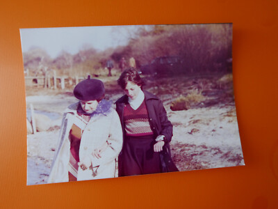 ''SPAZIERGANG'': FOTO, FARBFOTO, 70-er JAHRE ?, DAMEN, MODE, LEBENSART, NATUR!