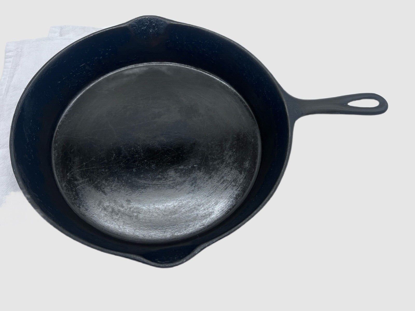 Vintage Cast Iron Pan with 8 Stamped on bottom and Heat Ring
