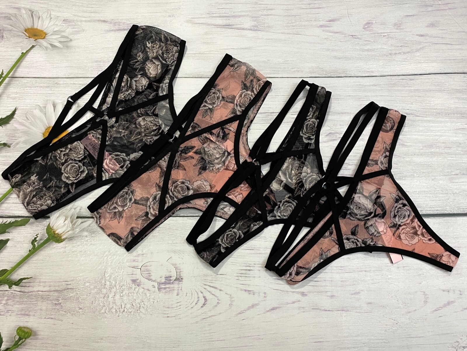 

Victorias Secret Strappy Ring Цветочные сетчатые трусики-стринги Cheeky Panty Peaceful Rose, Pink black