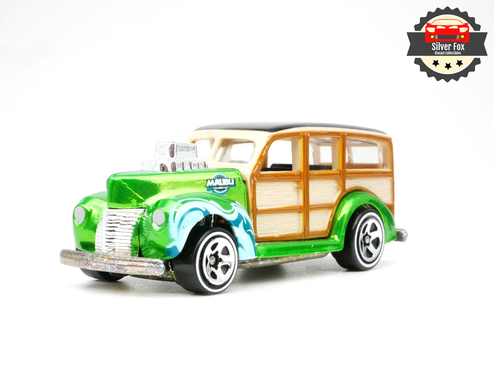 1941 FORD SUPER DELUXE WOODY WAGON GREEN 1:64 SCALE DIECAST DIORAMA COLLECTOR