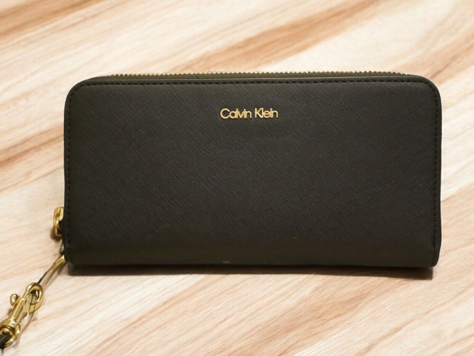 NEW WITH TAGS CALVIN KLEIN BLACK GOLD ZIP AROUND WALLET NEW WITH TAGS CALVIN KLEIN BLACK GOLD ZIP AROUND WALLET