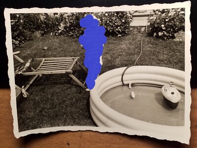 Kind mit Spielzeug Schiff im Garten mit Planschbecken / ca. 1950/60er Jahre Foto