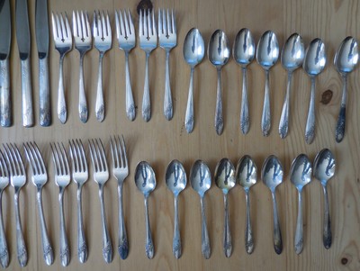 ONEIDA COMMUNITY TUDOR PLATE 1946 QUEEN BESS II SILVER FLATWARE SET