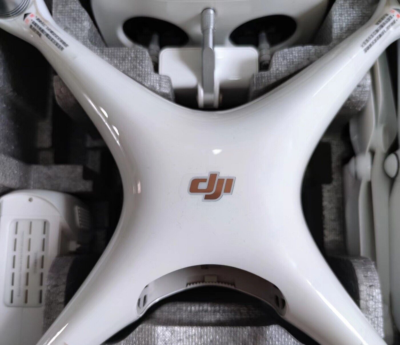 DJI Phantom 4 Pro V2.0 Drone | 20MP/4K | 3-Axis Gimbal DJI Phantom 4 Pro V2.0 Drone | 20MP/4K | 3-Axis Gimbal