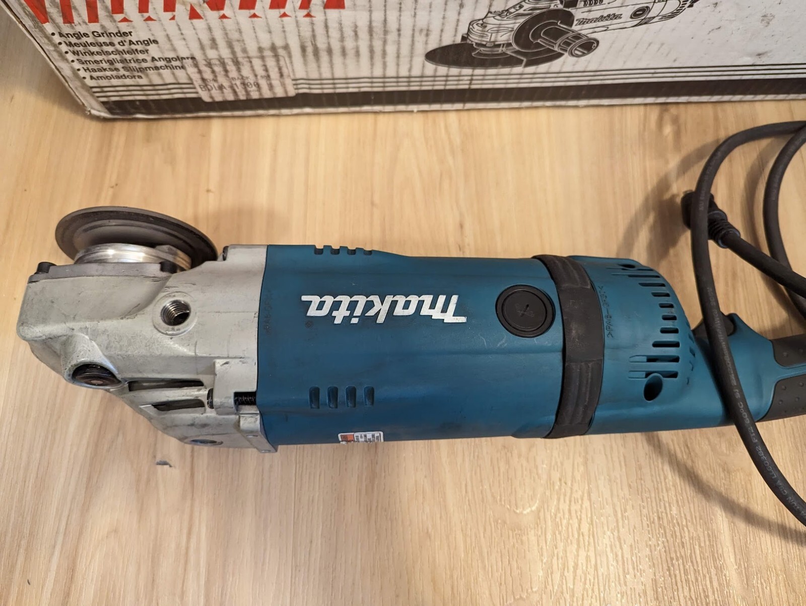 Makita GA9031Y 15 Amp 9 in. Angle Corded Grinder ORIGINAL BOX AS IS PARTS REPAIR
