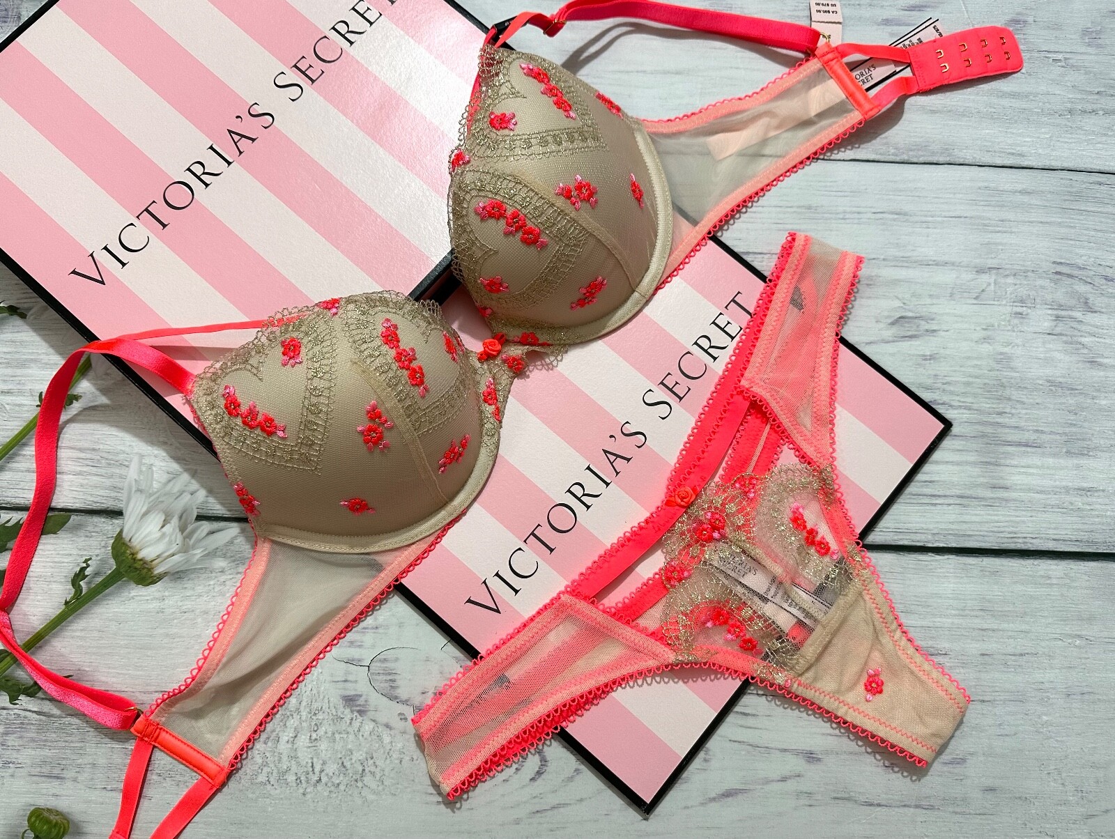 

Victorias Secret DREAM ANGELS Push-Up Embroidery Bra Panty Coral Blaze Gold, Beige/ orange coral blaze