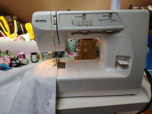 Vintage White Deluxe Zig Zag Sewing Machine with Carrying Vintage White Deluxe Zig Zag Sewing Machine with Carrying