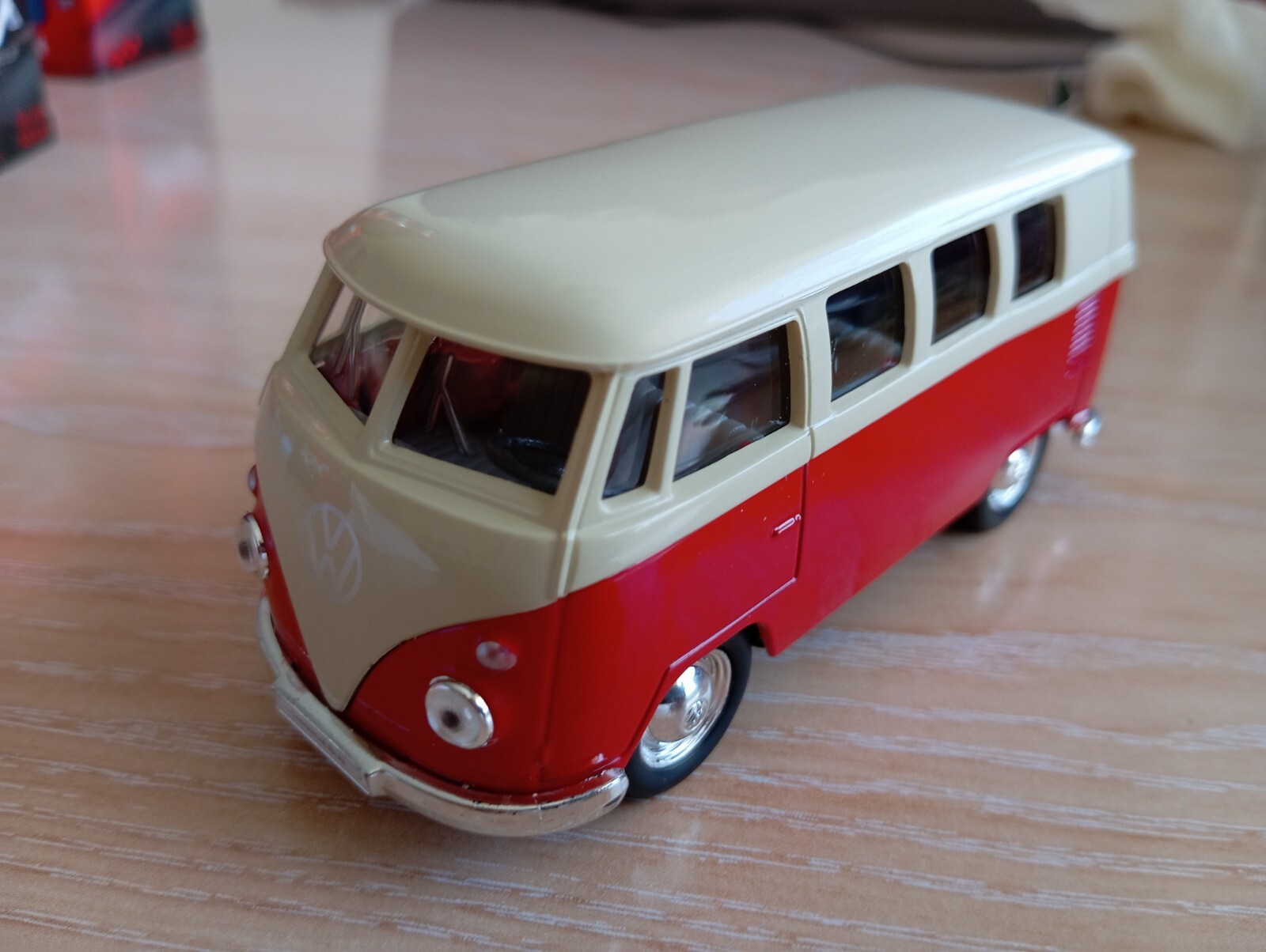 WELLY 1963 Volkswagen Bus フォルクスワーゲン ラジコン WELLY 1963 VOLKSWAGEN T1 BUS YELLOW/WHITE & PURPLE SURF