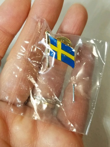 SWEDEN Swedish Metal Flag Flagpole Lapel Pin Badge *NEW* gold tone