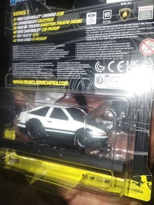 Muscle Machines 1983 Toyota Sprinter Trueno AE86 with Carbon