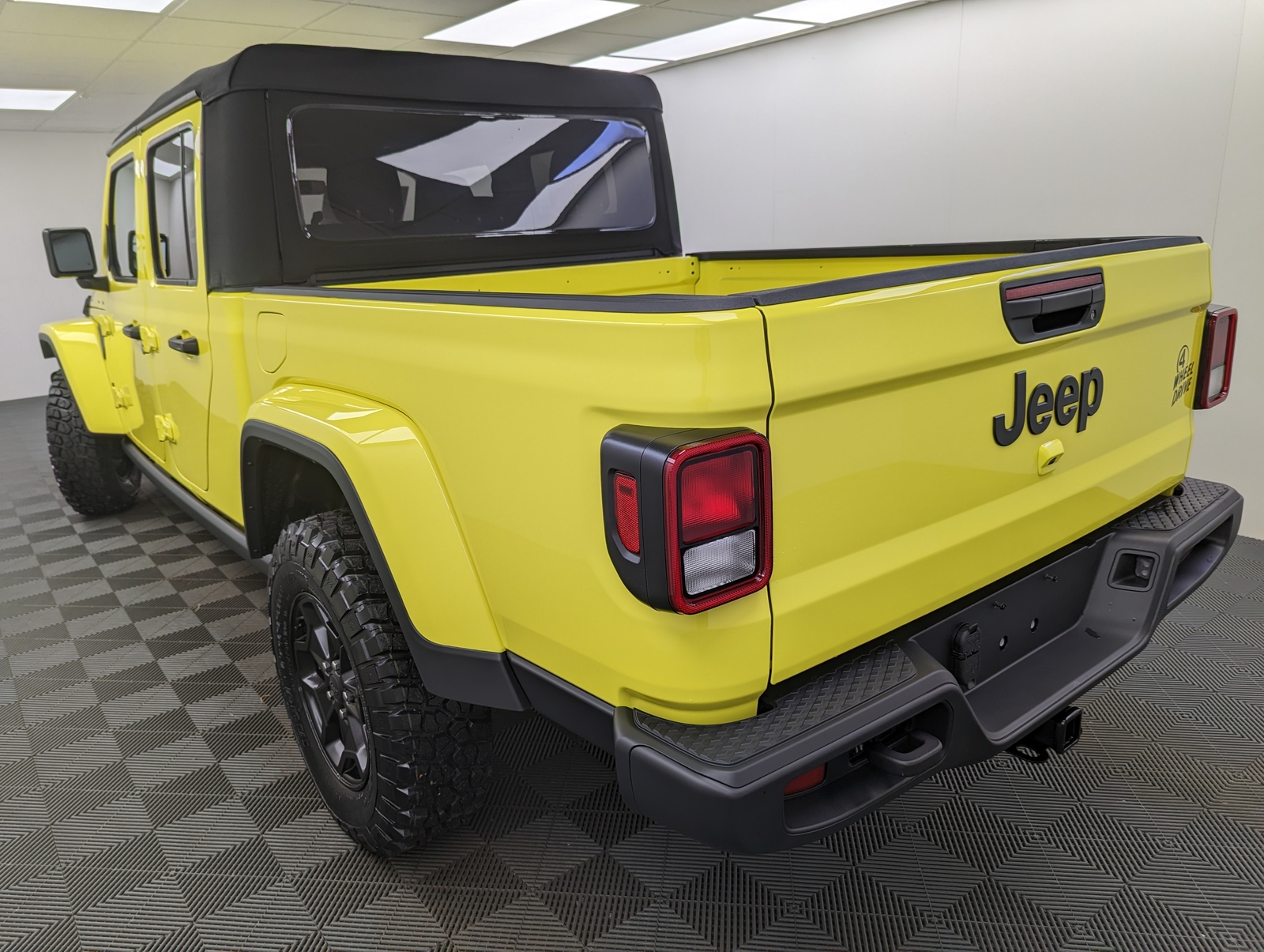 2023 Jeep Gladiator Willys High Velocity Clearcoat Nav Heated Seats