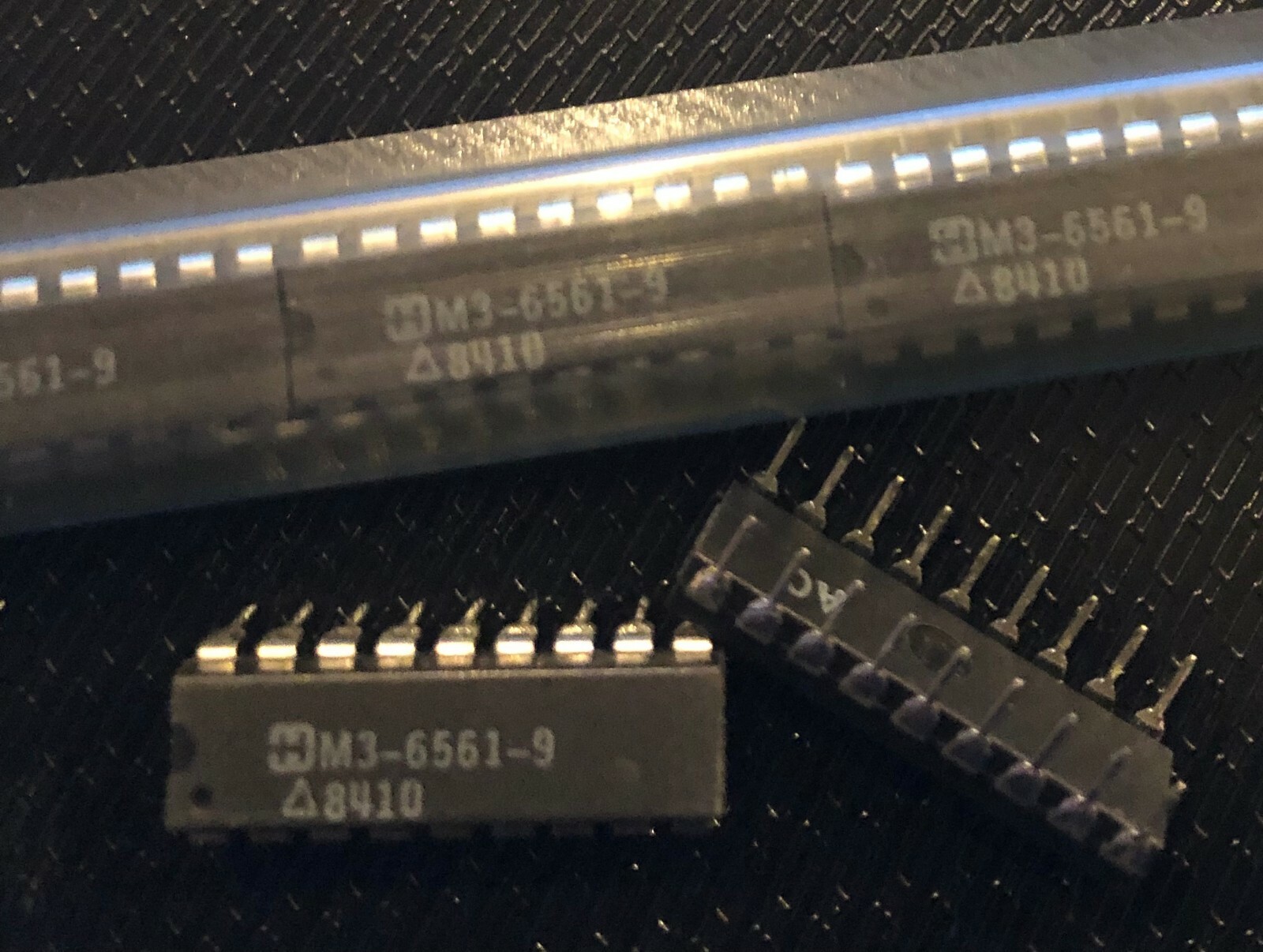 HARRIS HM3-6561-9 Standard SRAM, 256X4, 300ns, CMOS, PDIP18 HARRIS HM3-6561-9 Standard SRAM, 256X4, 300ns, CMOS, PDIP18