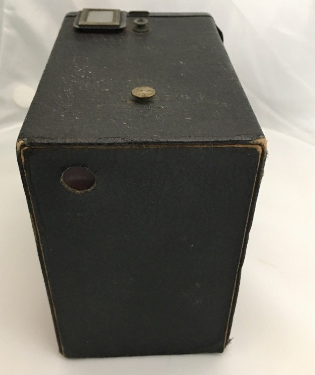 Old Vtg BROWNIE JUNIOR Six-20 Art Deco Design Box Camera USA