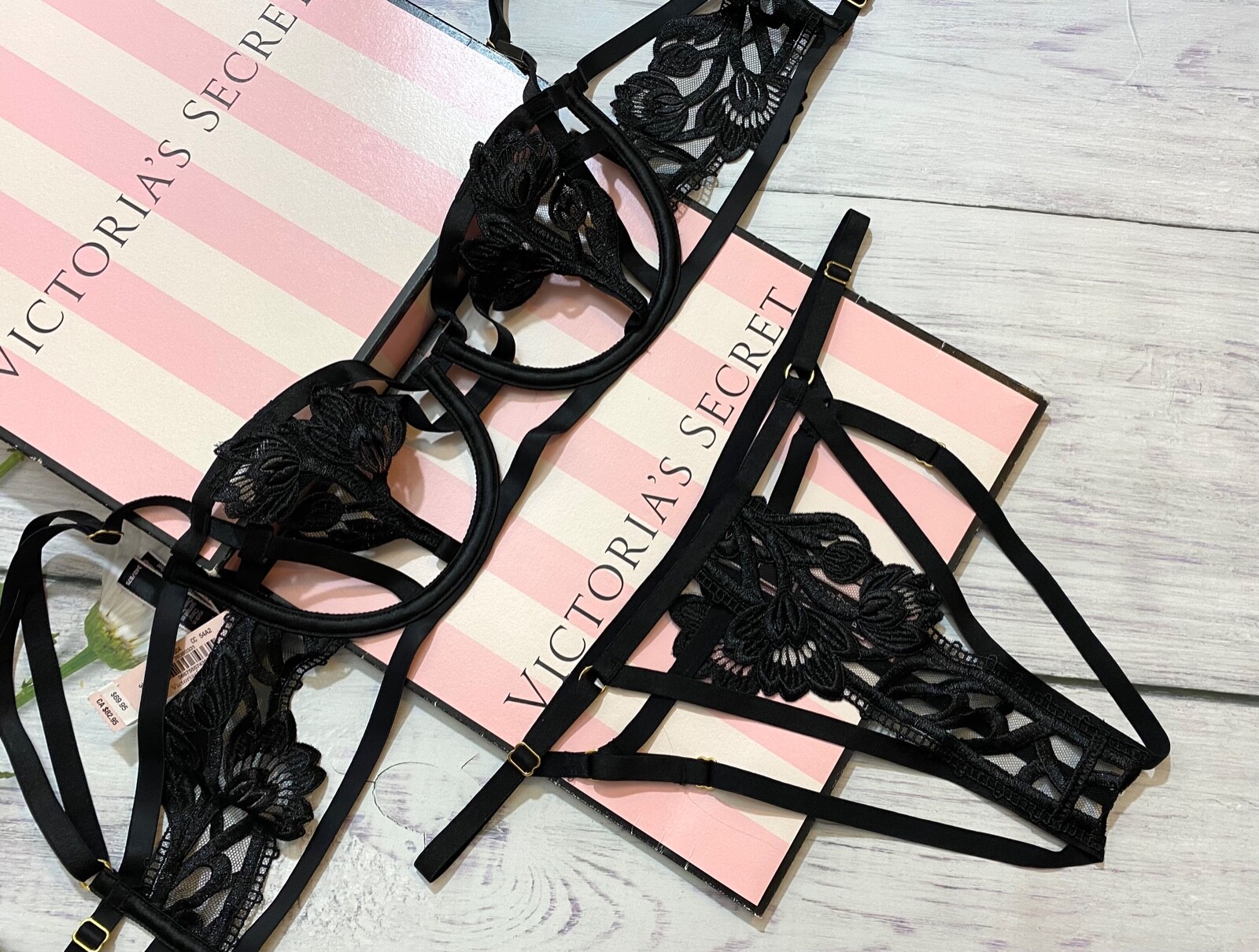 

Victorias Secret VERY SEXY Бюстгальтер-балконет с открытой чашкой и вышивкой на бретелях, черный