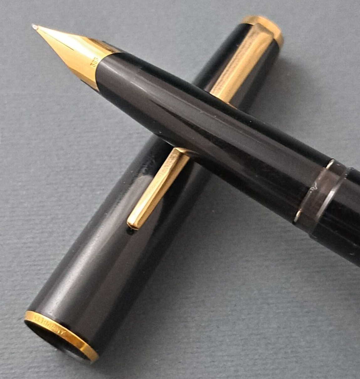 Montblanc 320 Black Fountain Pen 14c-585 Gold F Nib