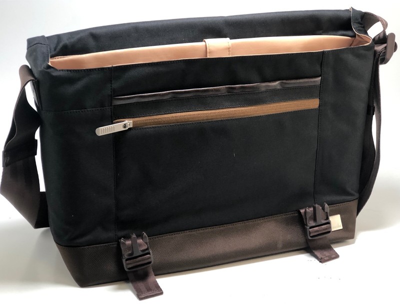 moshi aerio messenger bag