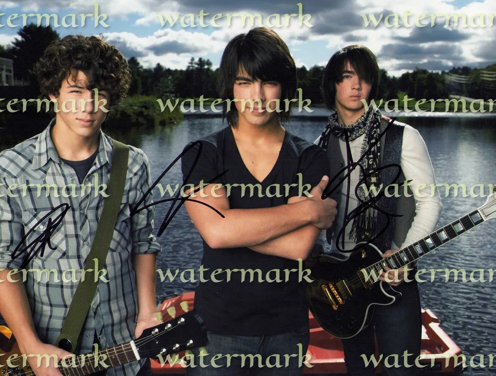 JONAS BROTHERS (KEVIN,NICK & JOE JONAS) AUTOGRAPH SIGNED