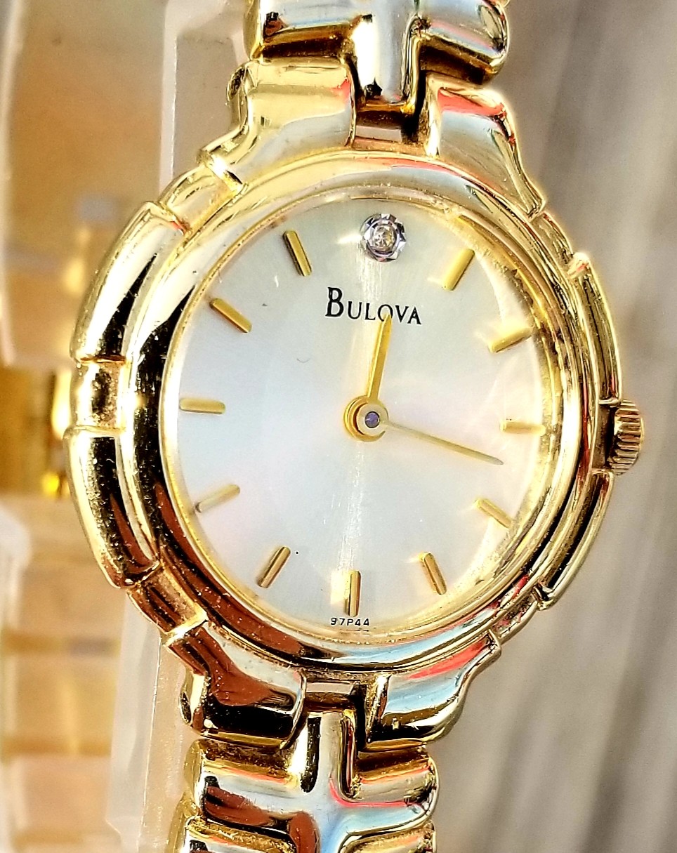 BULOVA ワイヤレススピーカー #TUNEofTIME ゴールド Bulova “Tune Of Time” Wireless Bluetooth Speaker with High