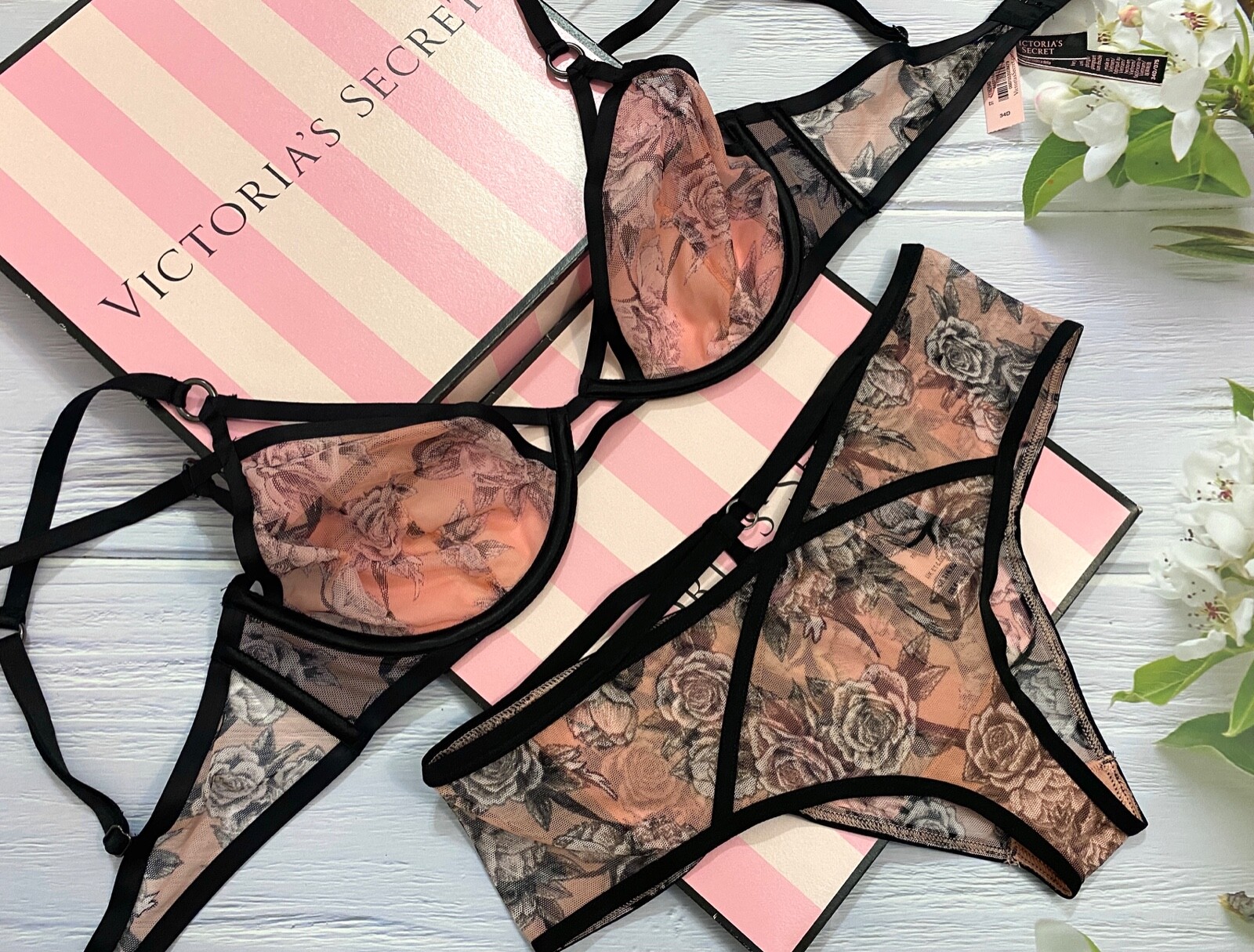 

Комплект трусиков Victorias Secret Luxe с цветочным принтом и бретельками в сеточку Peaceful Rose Pink, Black/pink/floral, Very Sexy