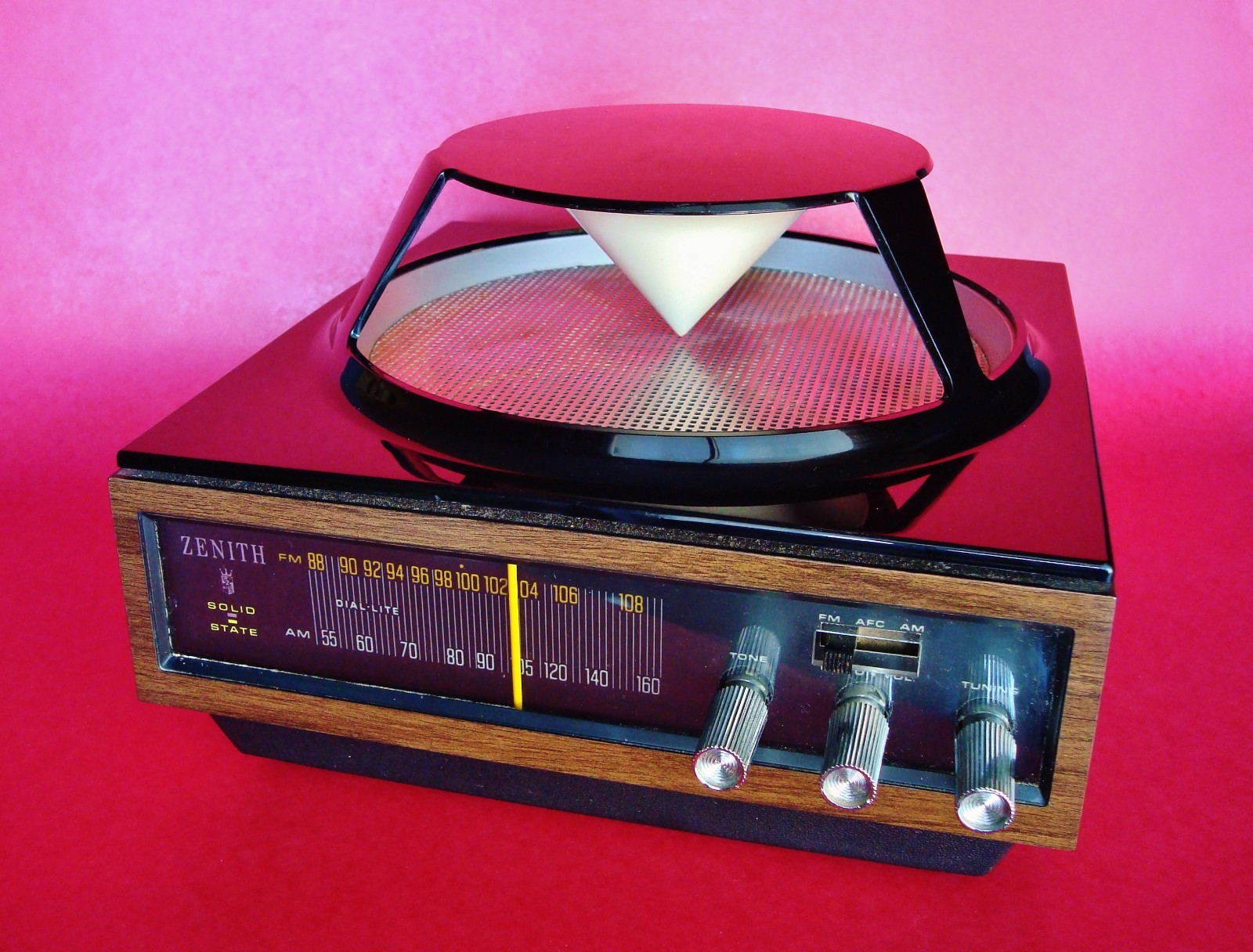 WORKING Old Zenith Solid State LOW TECH ATTEMPT at SURROUND SOUND AM/FM Radio