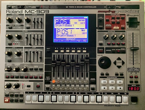 鍵盤楽器 Roland MC-909 Roland - MC-909 | Sampling Groovebox