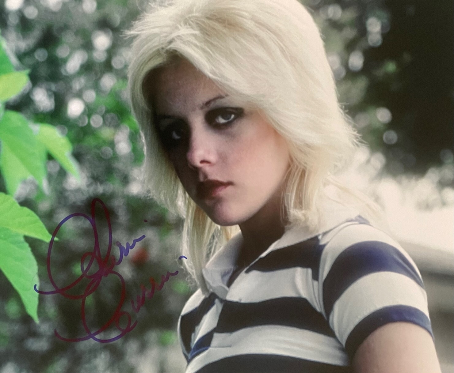 Cherie Currie / シェリー・カーリー [Worn Free] Cherie Currie / Armadillo Tee (Grey) Singer Cherie Currie of the rock band 'The Runaways' poses